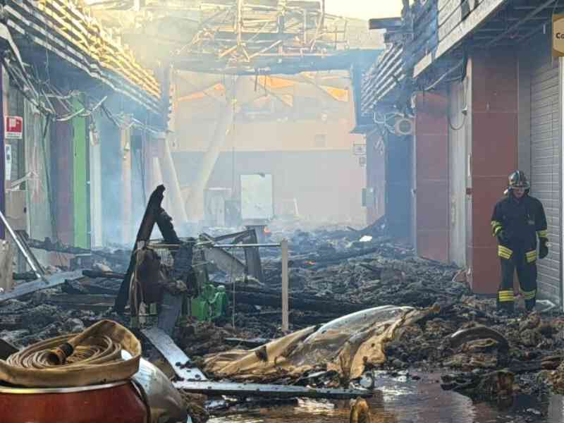 Immagine articolo: Palermo, incendio al centro commerciale Conca d'Oro: struttura devastata, ancora focolai e verifiche
