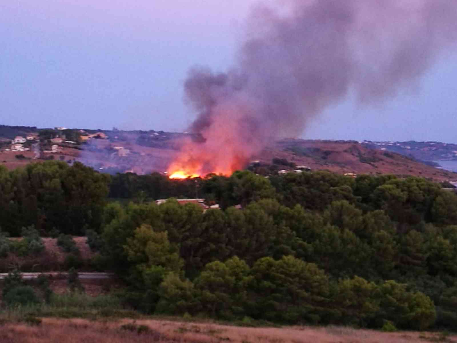 Immagine articolo: Vasto incendio in zona Maragani. Alte fiamme non lontane dai villini