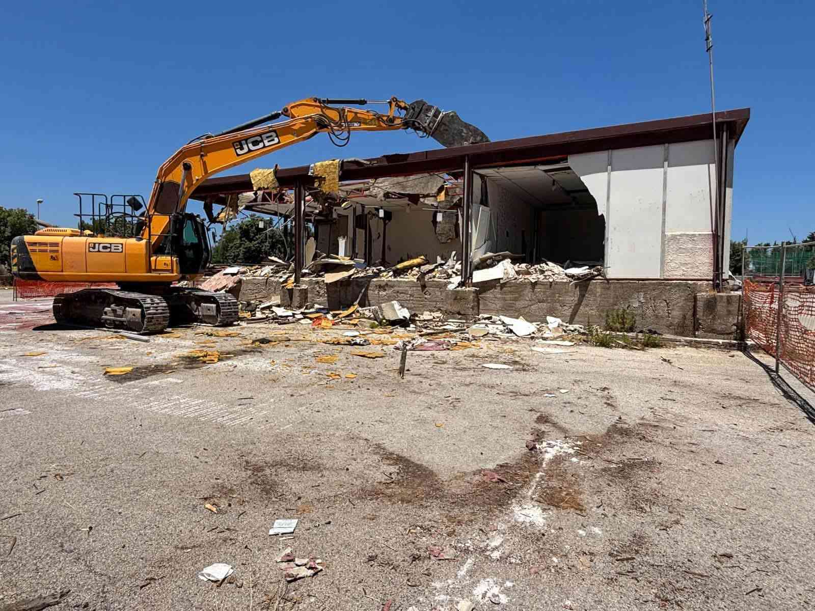 Immagine articolo: Menfi, demolita la baracca di via Raffaello. Al suo posto un nuovo asilo
