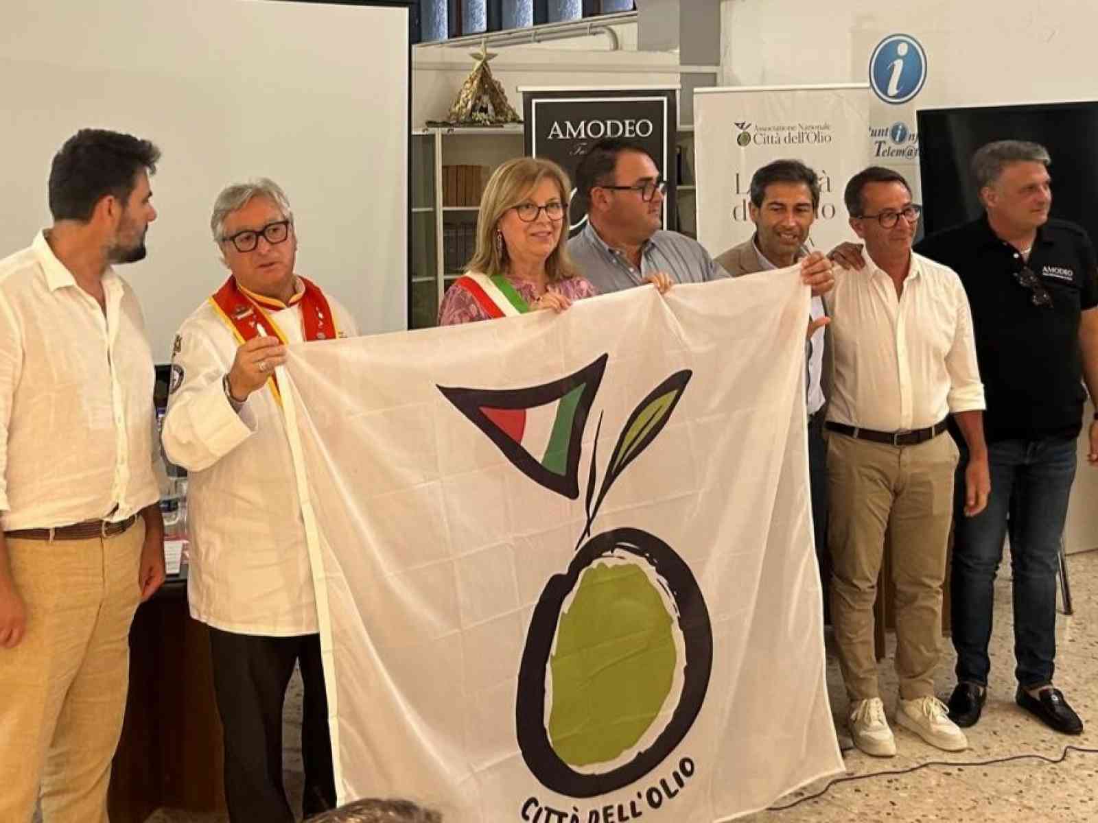 Immagine articolo: Montevago Città dell'Olio: consegnata la bandiera al Comune, prosegue “Oro Verde del Belìce” tra gusto e musica