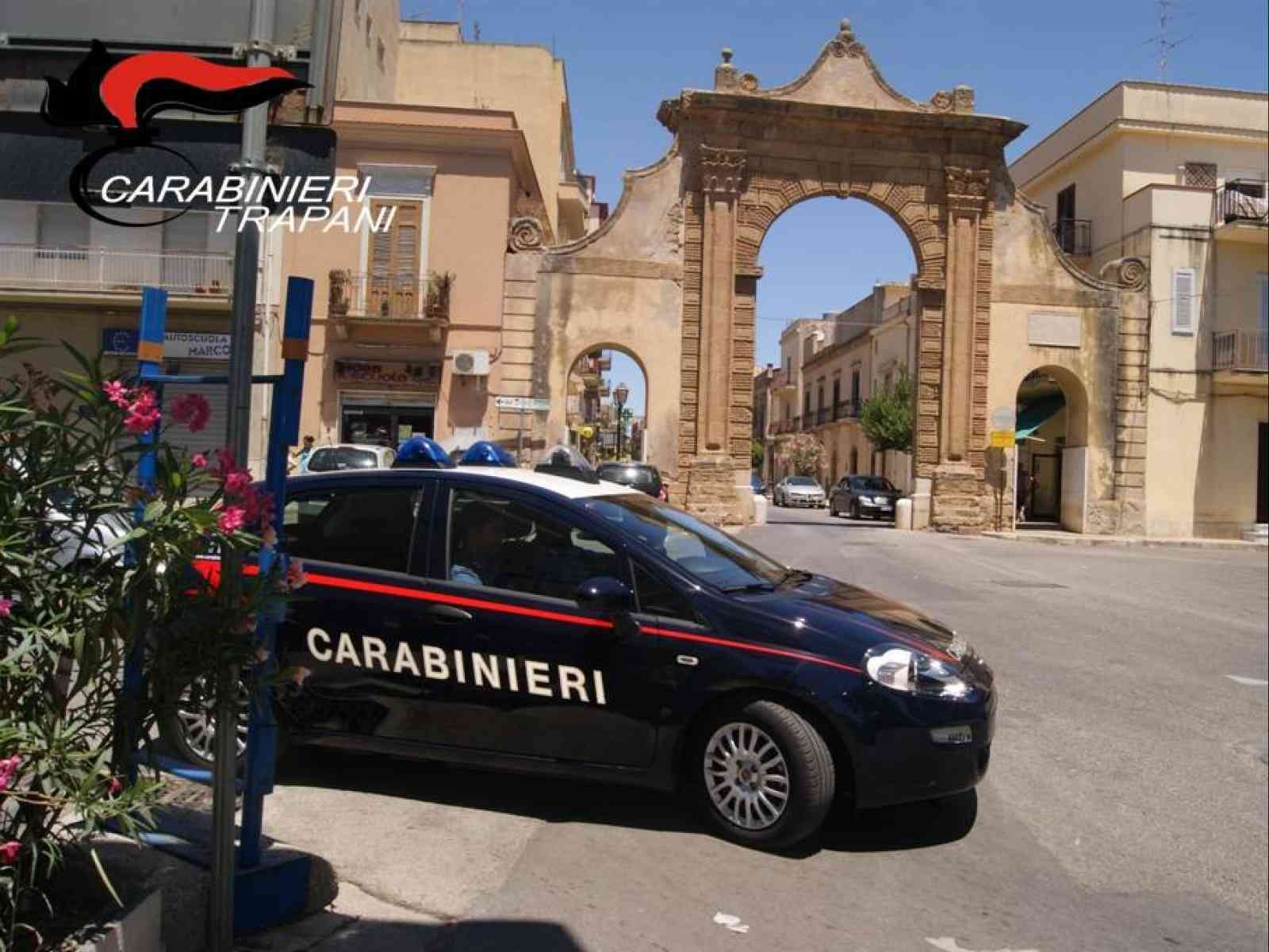 Immagine articolo: Sfondano vetrina per furto tabacchi, denunciati a Castelvetrano