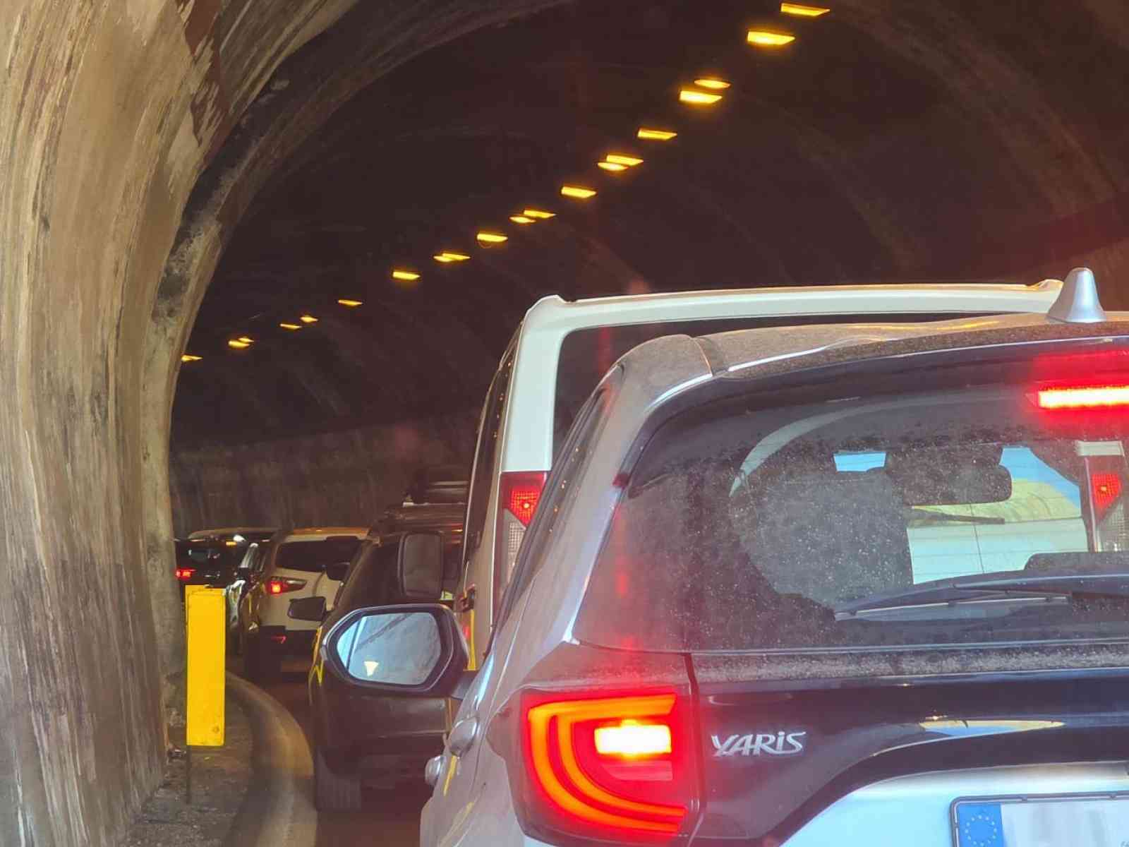 Immagine articolo: Auto in fiamme sull'A29 verso Palermo: traffico bloccato allo svincolo di Terrasini