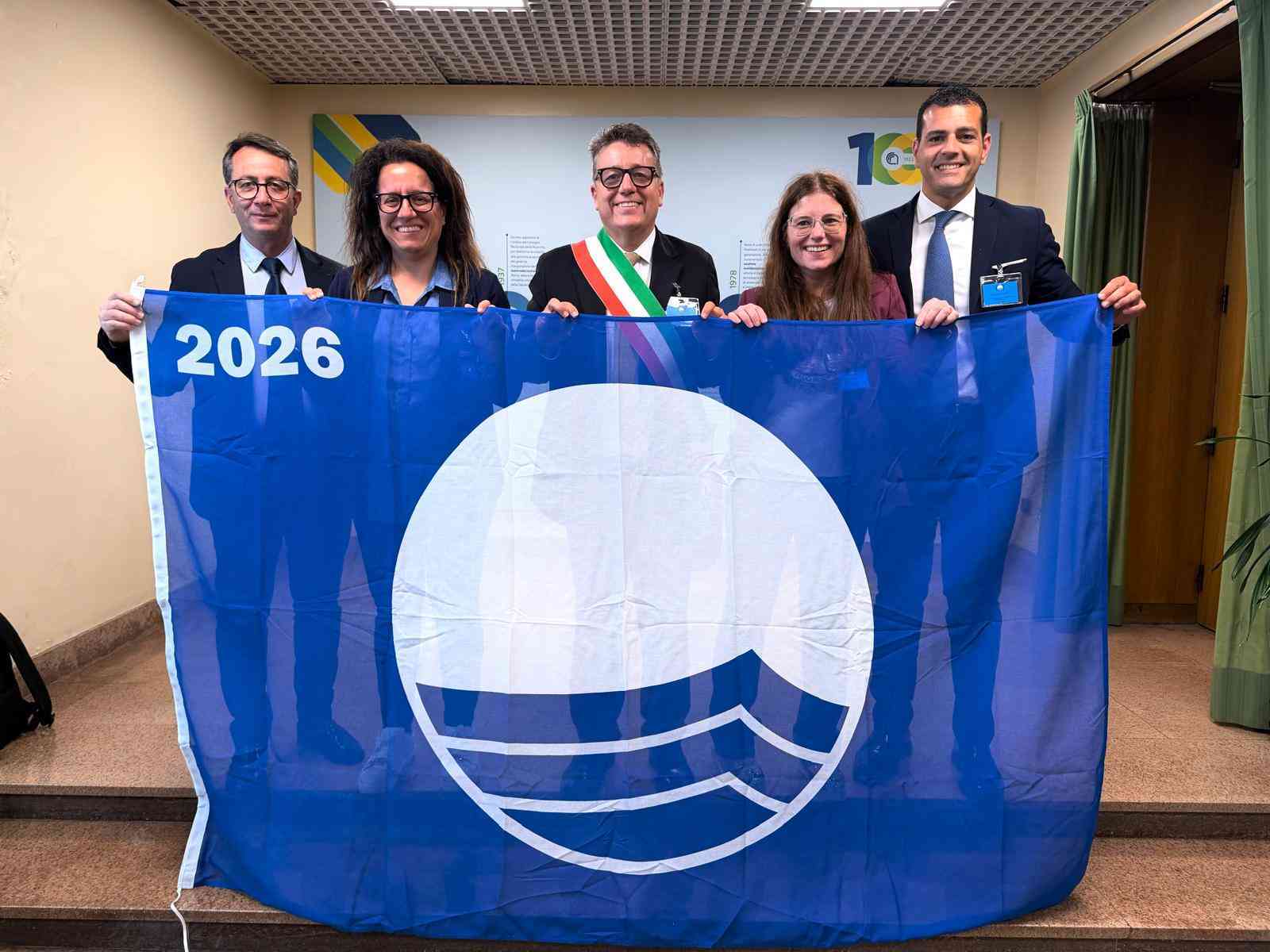 Immagine articolo: Bandiere Blu 2026: il mare incontaminato di Menfi ottiene il trentesimo vessillo
